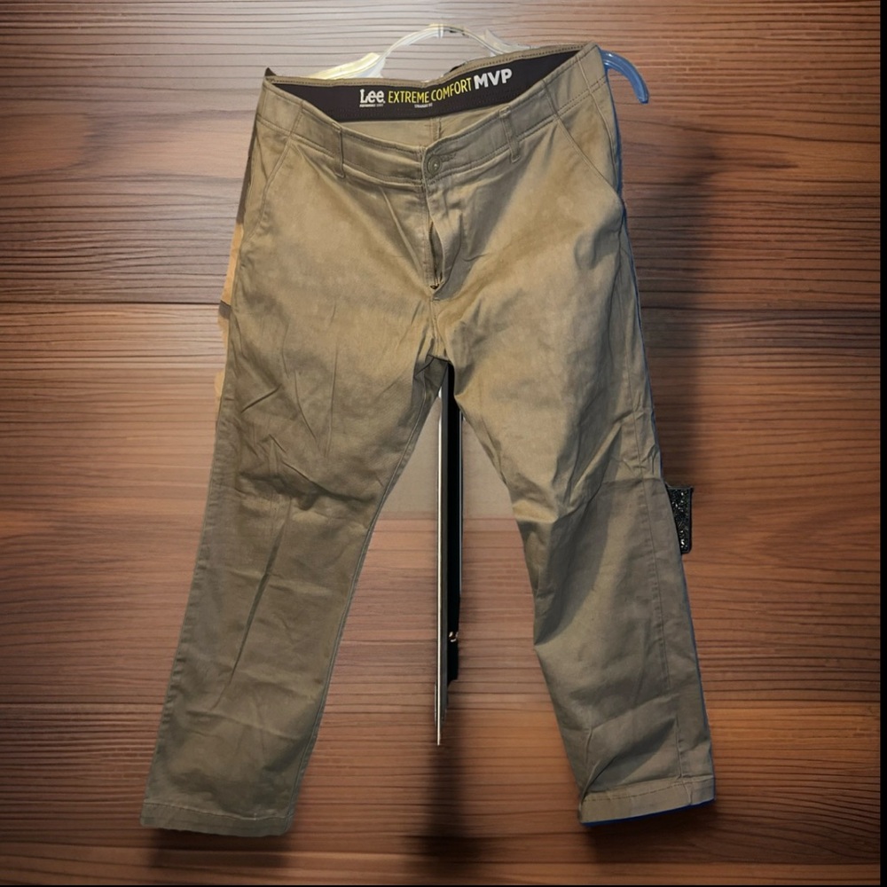 Lee Men's 33x29 Extreme Comfort MVP Straight Fit Khaki Pants